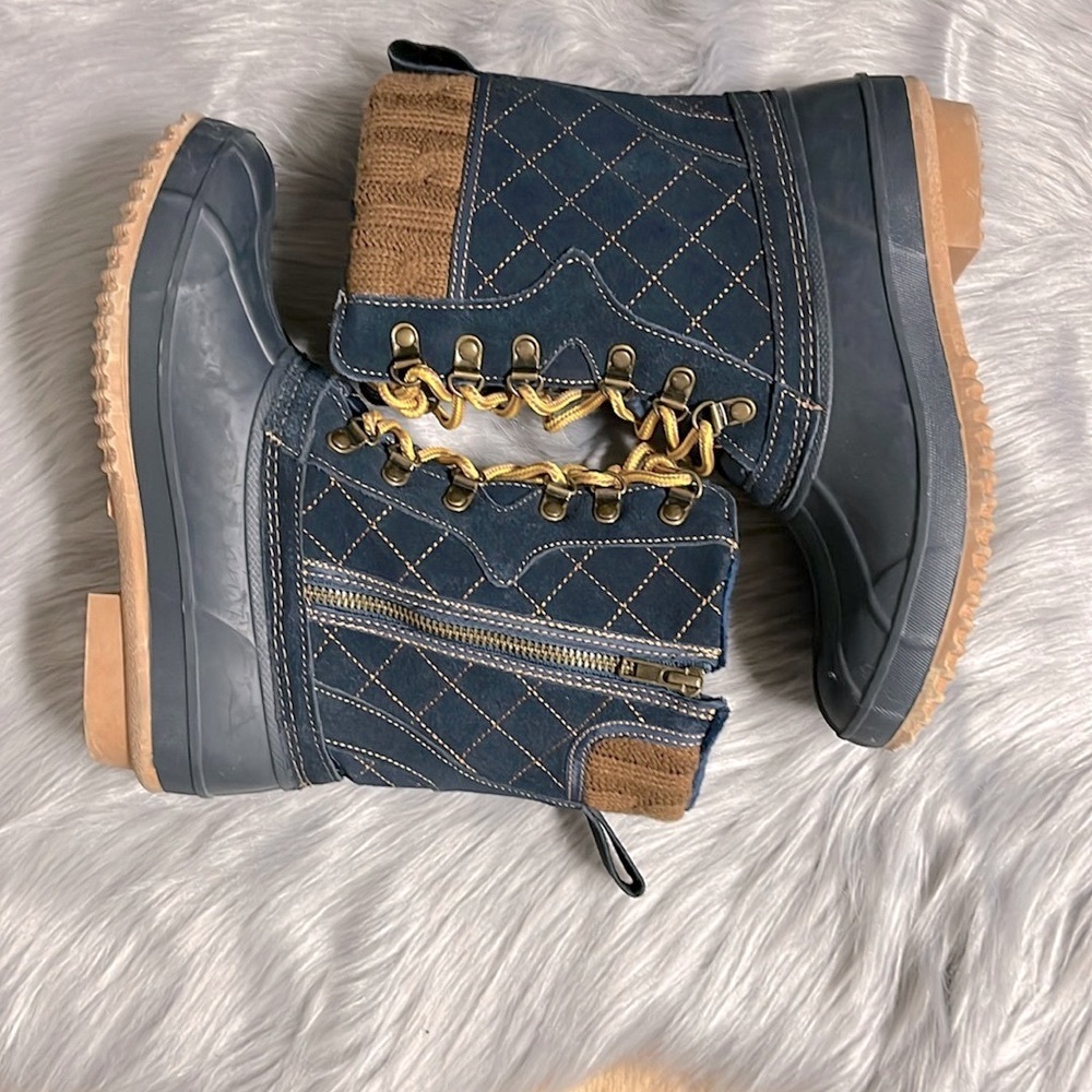 Quilted Lace-Up Winter Boots in Blue and Tan
